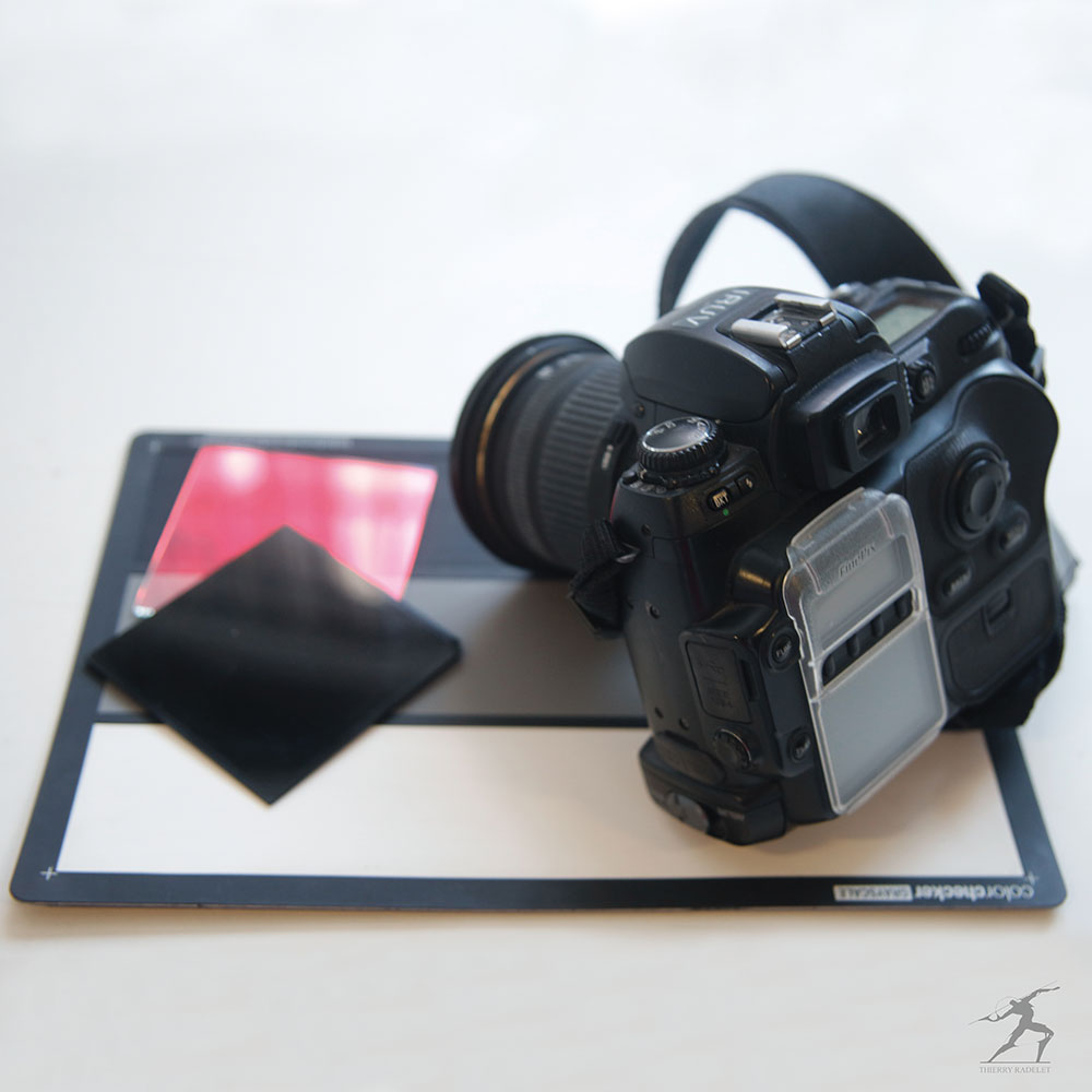 Macchina fotografica con scala cromatica e filtri per l’infrarosso falso-colore fotografico